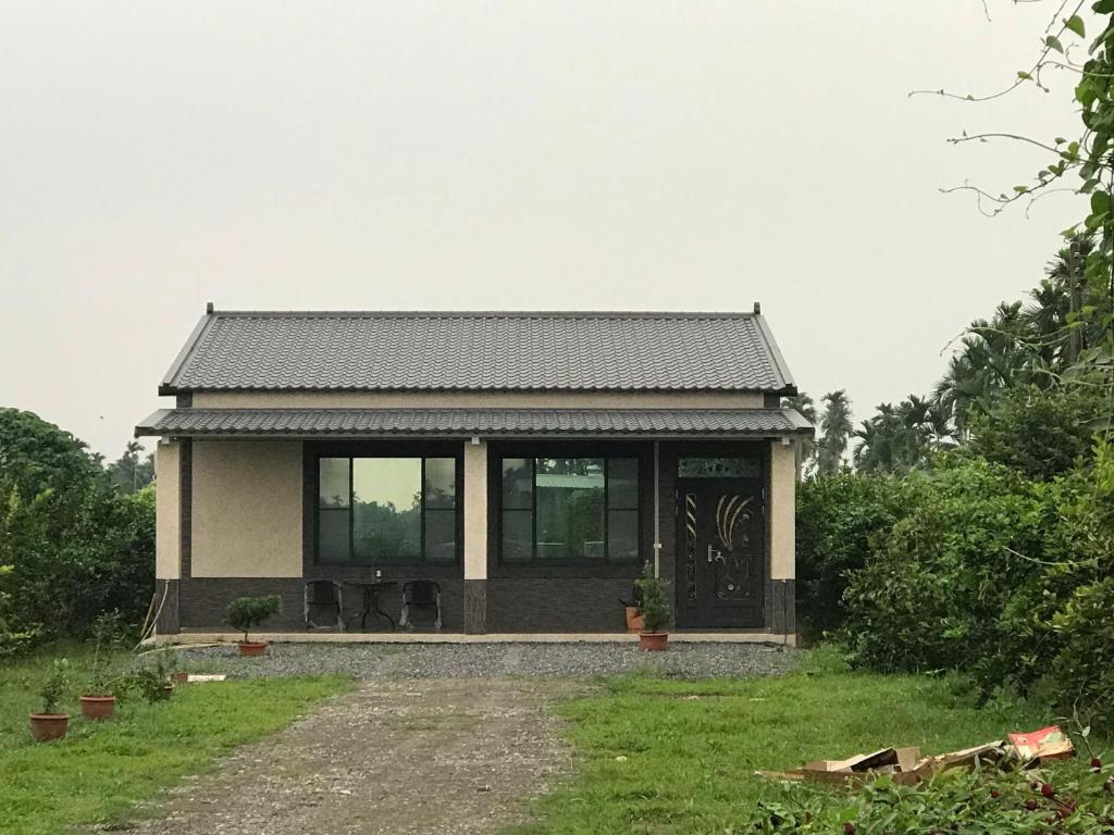 Aed väljaspool majutusasutust 近萬巒豬腳街養生民宿