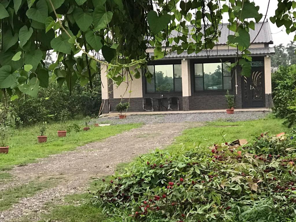 Aed väljaspool majutusasutust 近萬巒豬腳街養生民宿