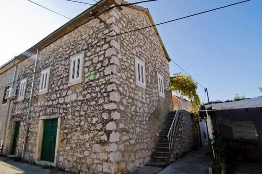 Το κτήριο όπου στεγάζεται  το διαμέρισμα