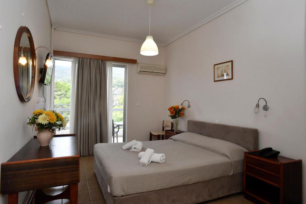 A bed or beds in a room at Siagas Beach Hotel