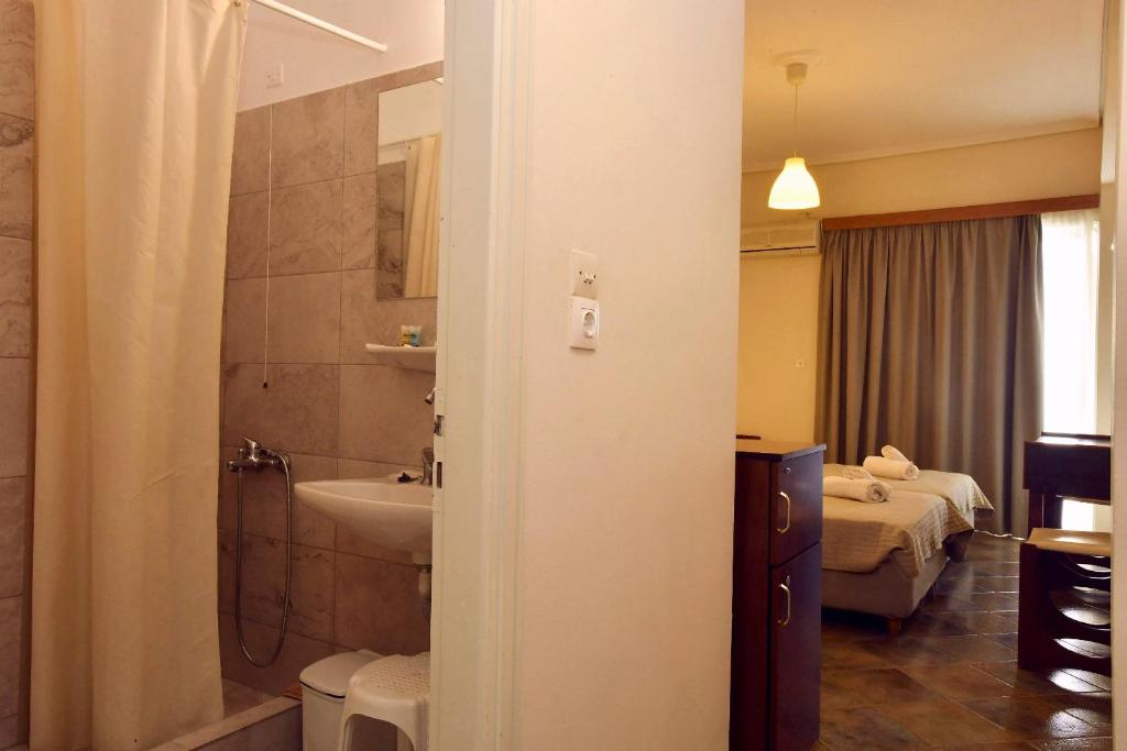 A bathroom at Siagas Beach Hotel