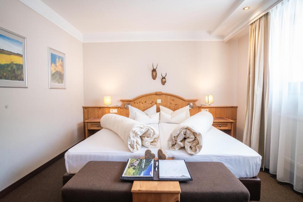 Postel nebo postele na pokoji v ubytování Aktiv Hotel Zur Rose am Brenner
