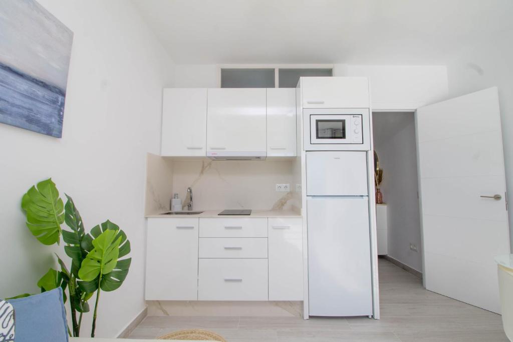 Kuchyň nebo kuchyňský kout v ubytování Carihuela Palace 912 by IVI Real Estate