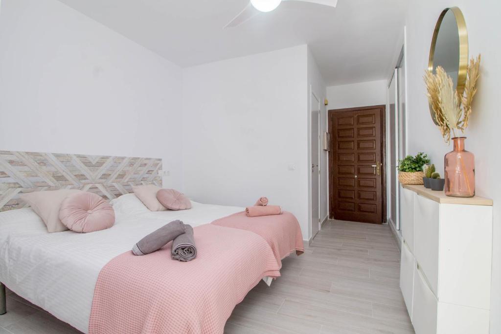 Postel nebo postele na pokoji v ubytování Carihuela Palace 912 by IVI Real Estate