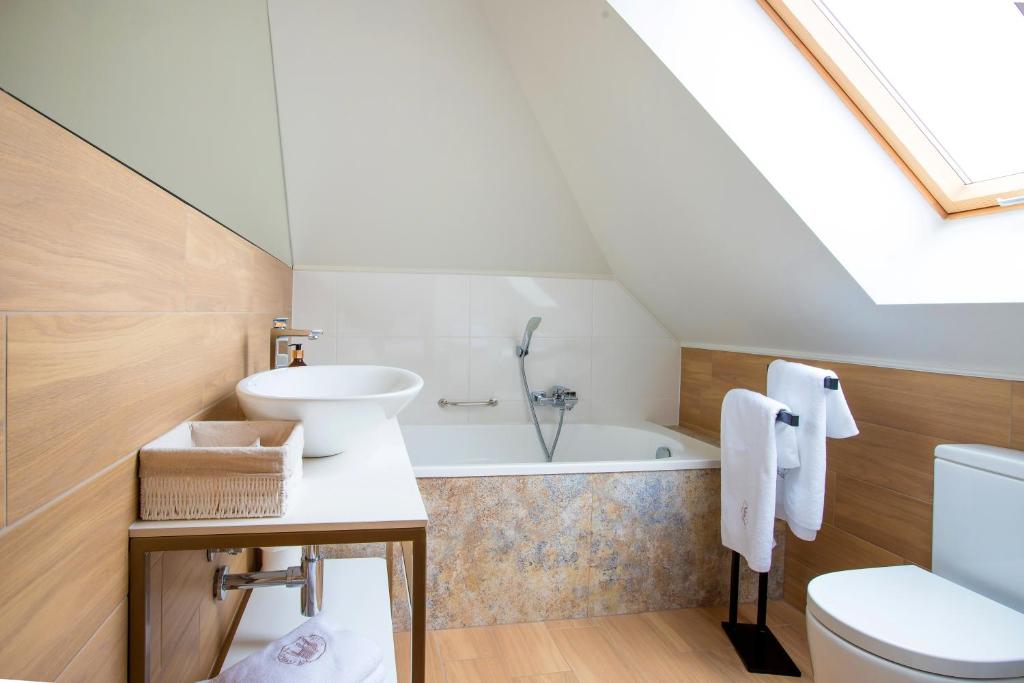 Kúpeľňa v ubytovaní Hotel i Restauracja na Skarpie
