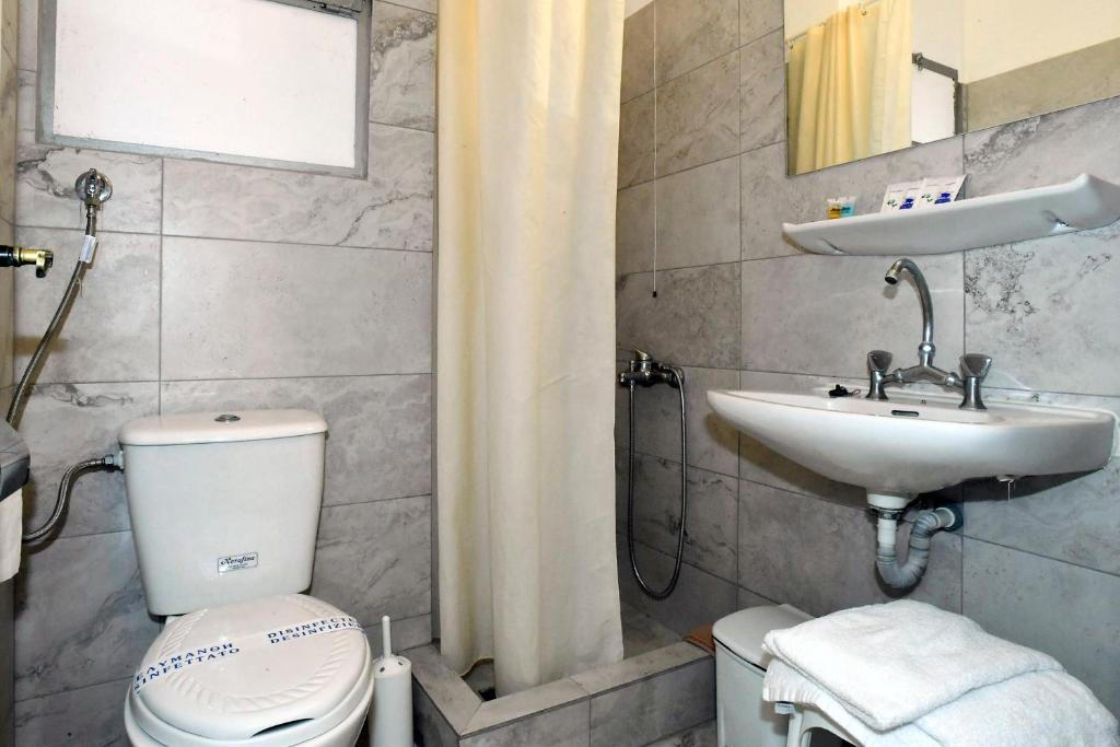 A bathroom at Siagas Beach Hotel