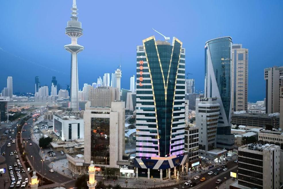 Blick auf eine Stadt mit Gebäuden und Verkehr in der Unterkunft Panorama Hotel Kuwait in Kuwait