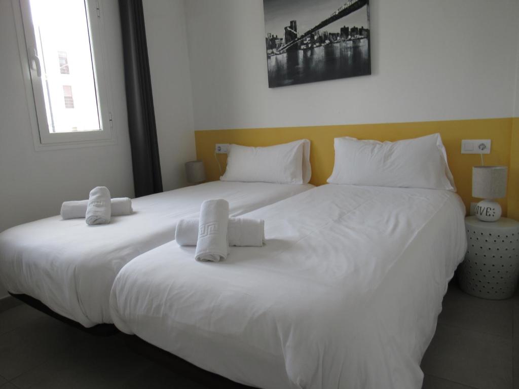 A bed or beds in a room at La Rosita Sun Apartments, by Comfortable Luxury