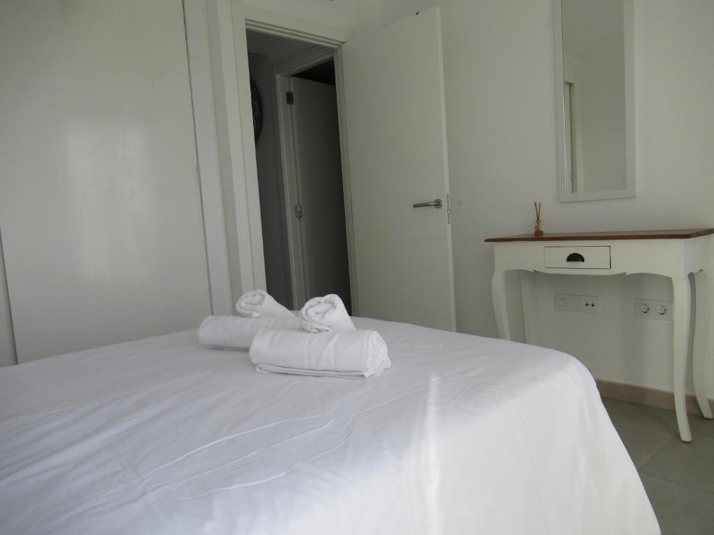 A bed or beds in a room at La Rosita Sun Apartments, by Comfortable Luxury