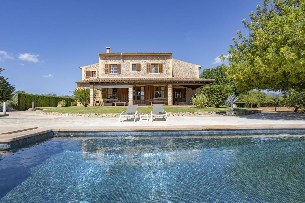 uma casa com piscina em frente a uma casa em Villa Es Triquet Family em Binissalem