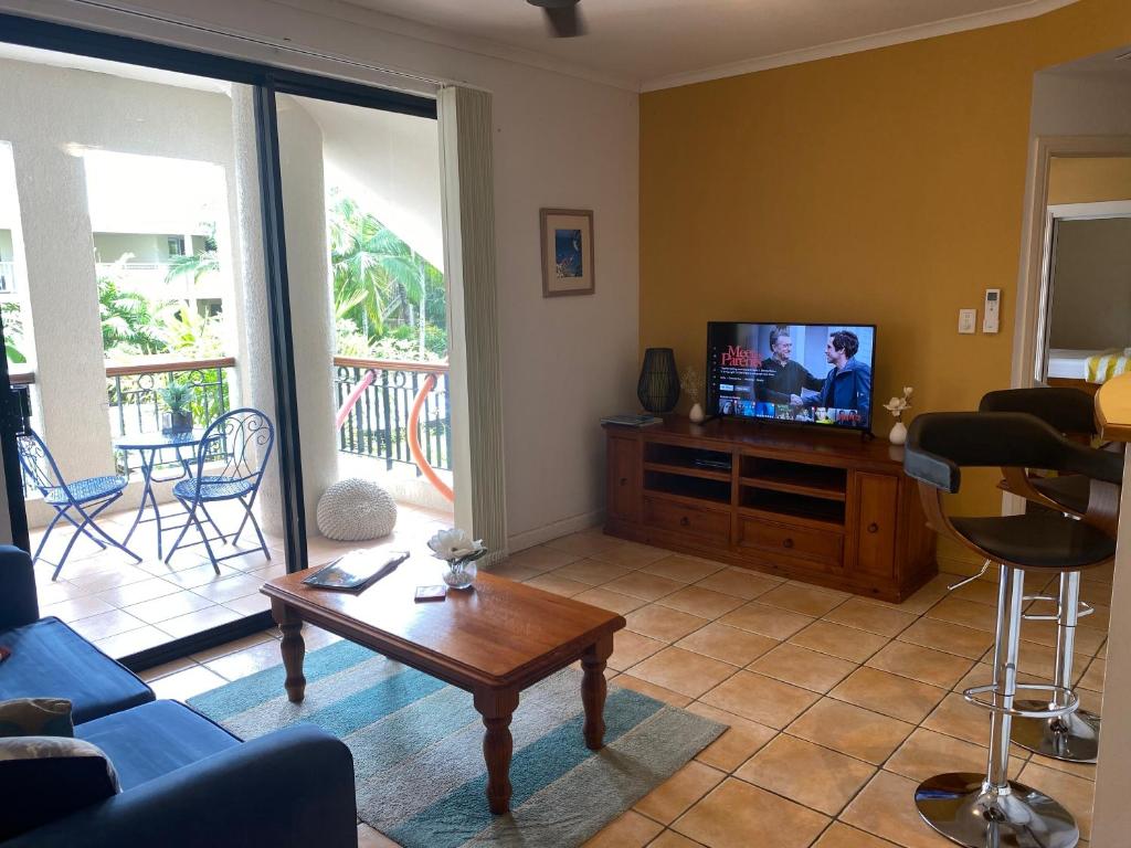 TV a/nebo společenská místnost v ubytování Tropical One Bedroom Apartment at The Mediterranean