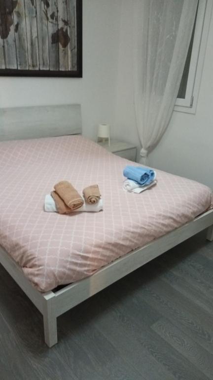 Łóżko lub łóżka w pokoju w obiekcie Momy House
