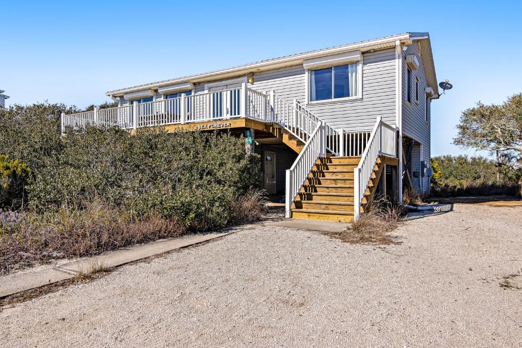 ein Haus mit einer Treppe, die auf einen Balkon führt in der Unterkunft Sea Forever in Gulf Shores