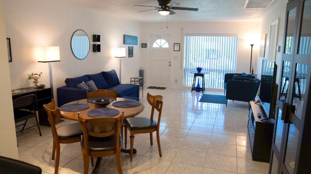 Private designer art getaway 2 Br-2Ba Full Kitchen Barbecue Patio 2min to beach