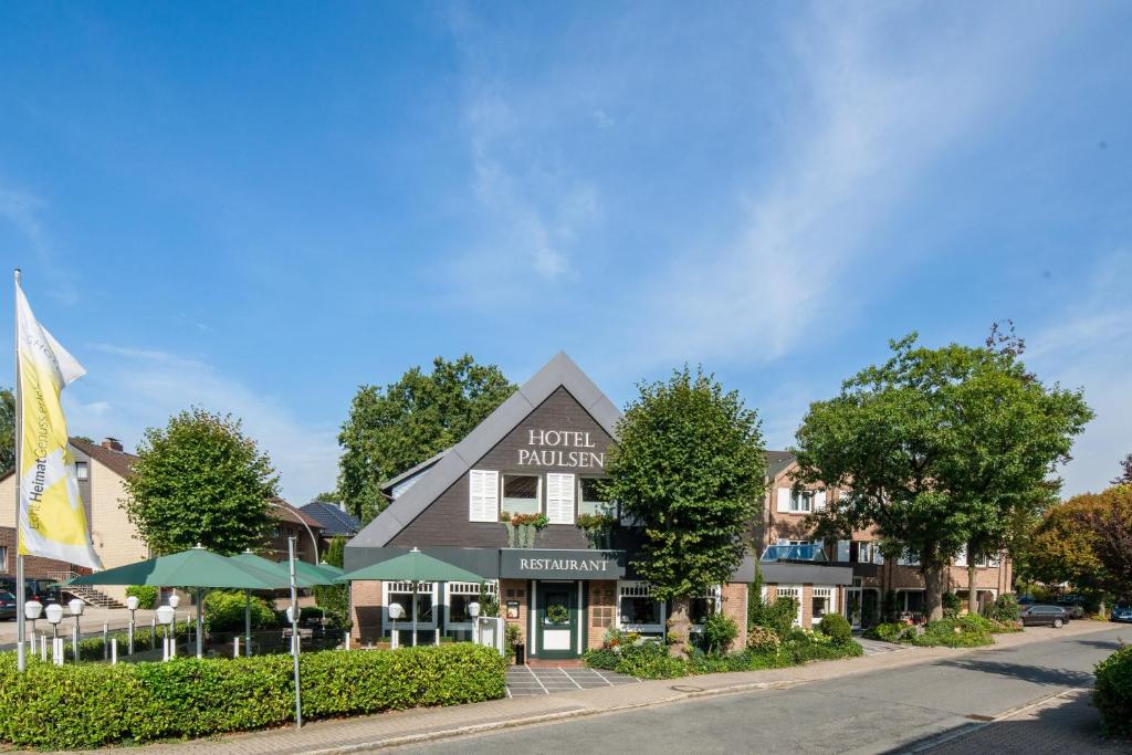 un hotel con un cartel en la parte delantera de un edificio en Hotel Paulsen, en Zeven