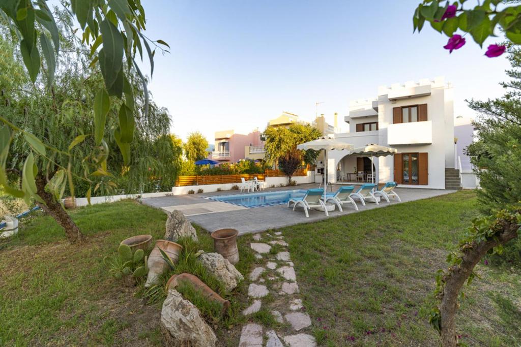 3 bedrooms villa with private pool enclosed garden and wifi at Kolympia 1 km away from the beach