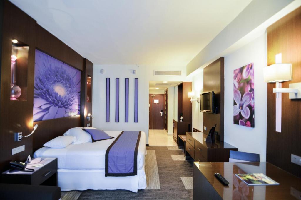 a hotel room with a bed and a desk at Riu Plaza Panamá in Panama City