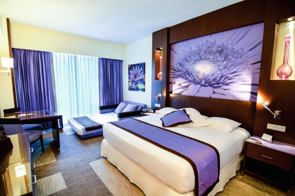 a hotel room with a large bed and a desk at Riu Plaza Panamá in Panama City