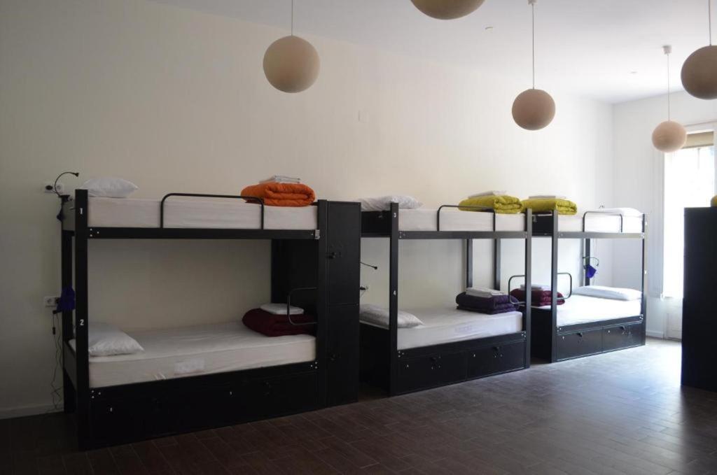 Cama ou camas em um quarto em 360 Hostel Borne