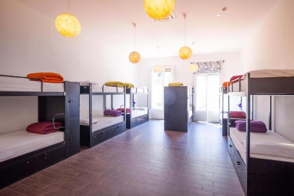Cama ou camas em um quarto em 360 Hostel Borne
