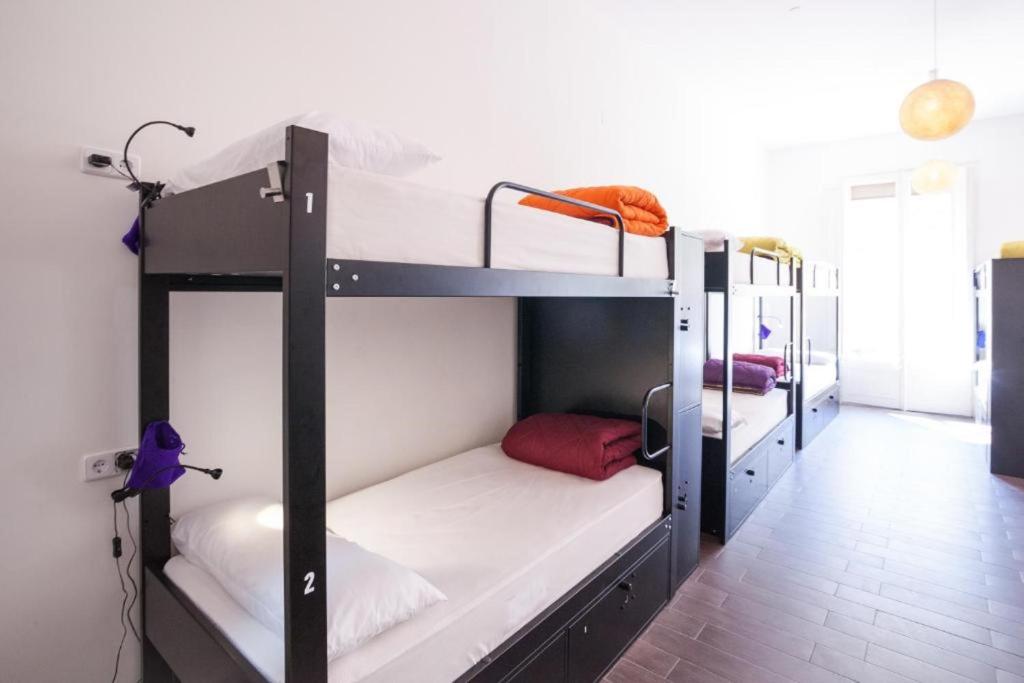 Cama ou camas em um quarto em 360 Hostel Borne
