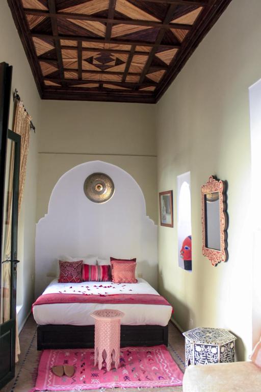 Postel nebo postele na pokoji v ubytování Riad Dar Habiba by Garden Wonders