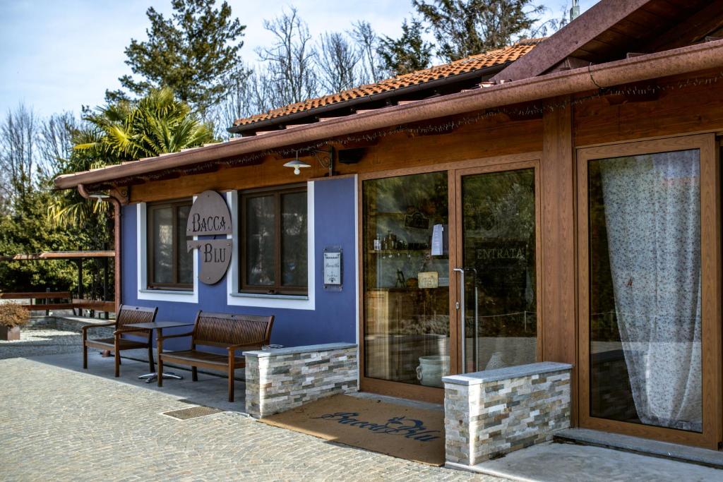 a small building with a bench and a table at Resort Bacca Blu in Bricherasio