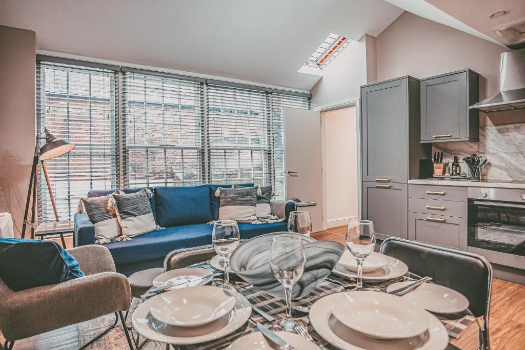 uma sala de estar com uma mesa com copos de vinho em 63 Chester Rows City Centre Apartment B by Rework Accommodation em Chester