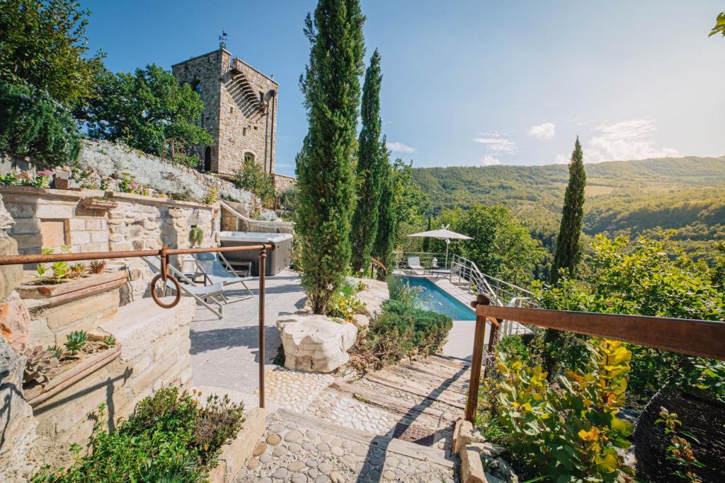 una finca con piscina y un edificio en MarcheAmore - La Roccaccia relax, art & nature, en Montefortino