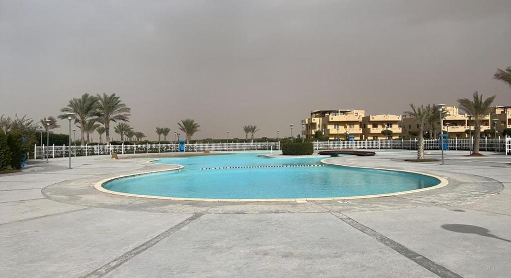 Bazén v ubytování شالية مجهز بالكامل موسي كوست Fully Equipped Chalet Mosa Coast nebo v jeho okolí
