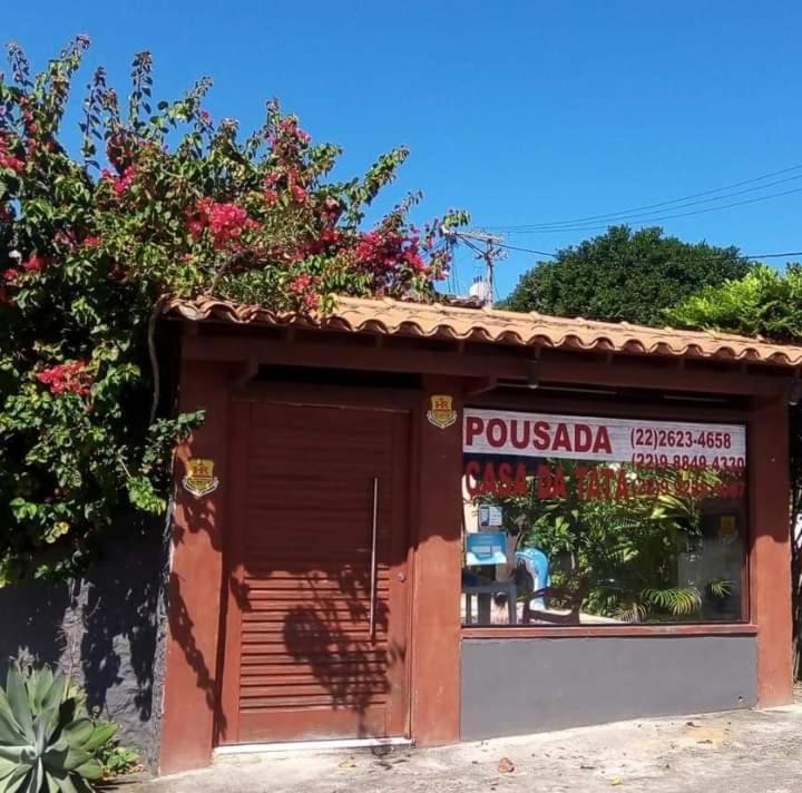 una tienda con un cartel en la parte delantera en Casa da Tatá, en Búzios