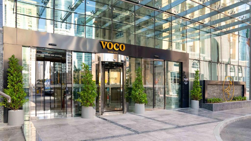 ドバイにあるvoco - Bonnington Dubai, an IHG Hotelの鉢植えの建物