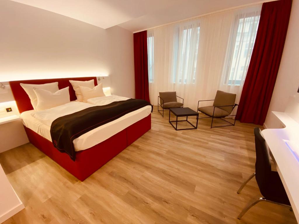 Postel nebo postele na pokoji v ubytování DORMERO Hotel Hof