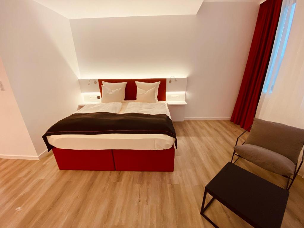 Postel nebo postele na pokoji v ubytování DORMERO Hotel Hof