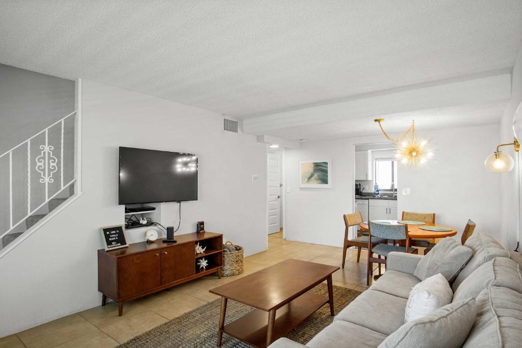 TV a/nebo společenská místnost v ubytování Oceanfront Daytona Beach Condo with Beach Views!