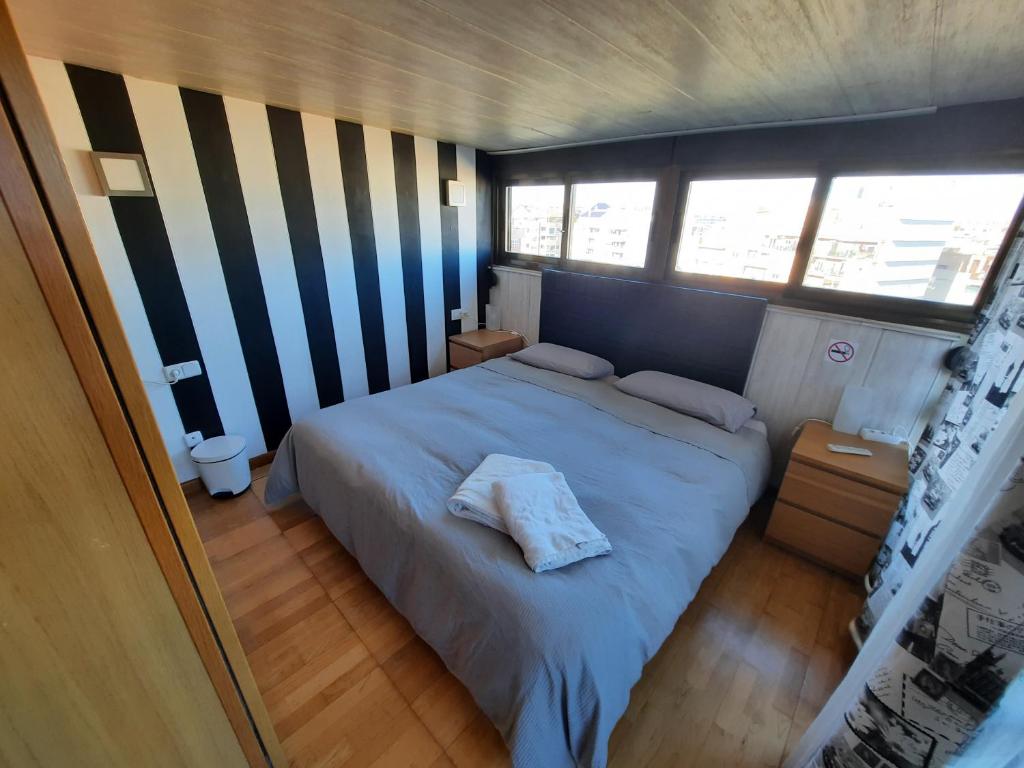 Cama o camas de una habitación en Habitación ático muy luminosa con baño y terraza