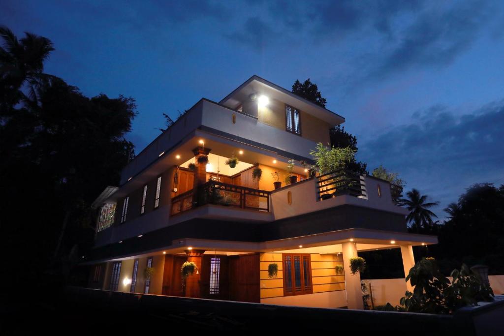 ein großes Haus mit Lichtern in der Nacht in der Unterkunft Oyster Marris Homestays Thiruvananthapuram Award winning Homestay in Thiruvananthapuram