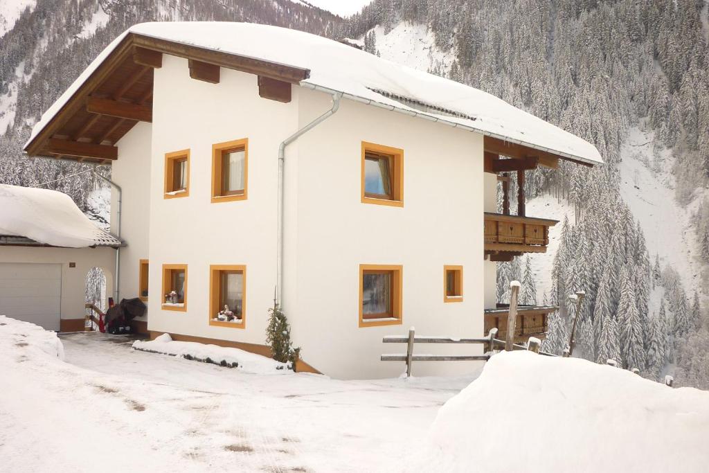 una casa en las montañas en la nieve en Kreidl, en Tux