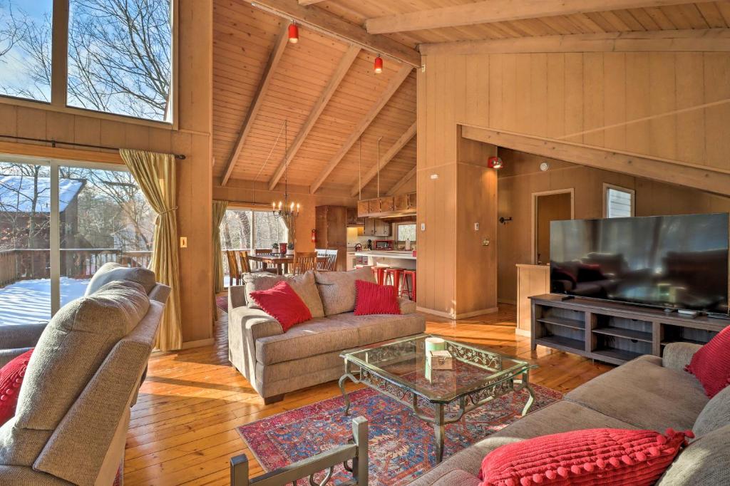 un soggiorno con 2 divani e una TV di Lakefront Poconos Cottage - Deck, Fire Pit and Grill a East Stroudsburg