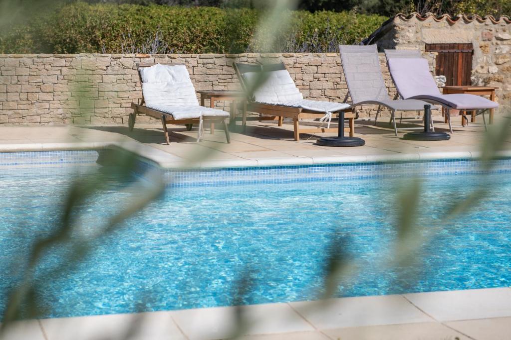 Bazén v ubytování Maison d'hôtes Bastide St Victor à 2,5 kilomètres de Lourmarin nebo v jeho okolí