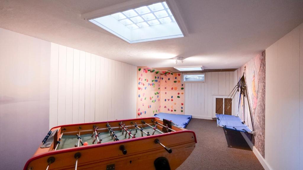 Herní místnost v ubytování Chalet Hôtel des 2 Gares & SPA