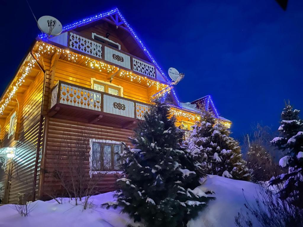 Byggingin sem gistihúsið er í