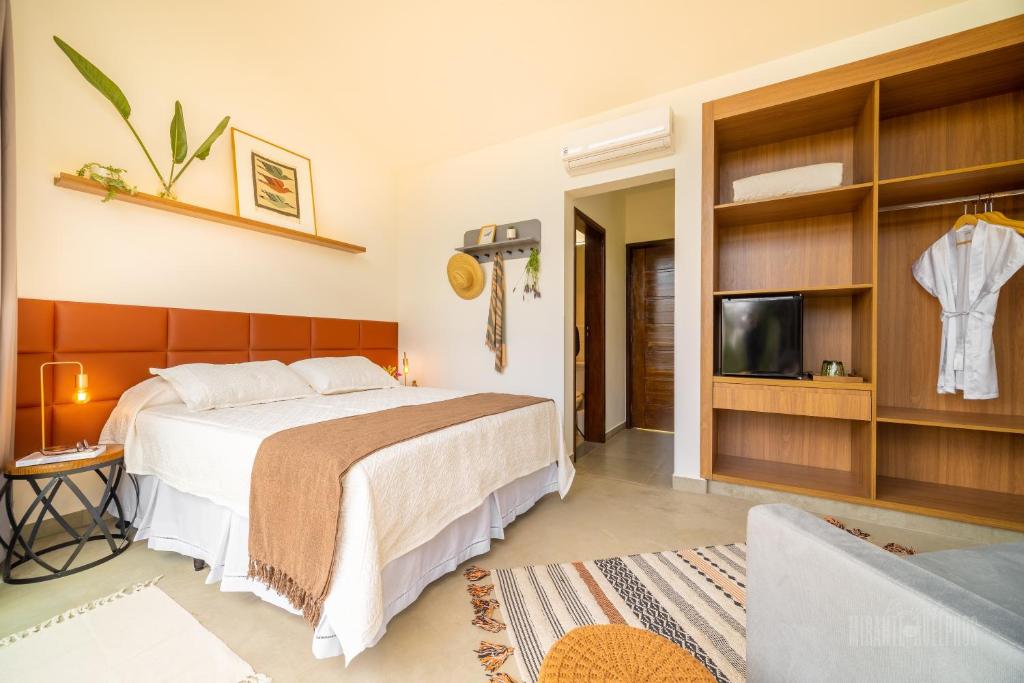 a hotel room with a bed and a tv at Pousada Mirante Dos Adelphos in Socorro