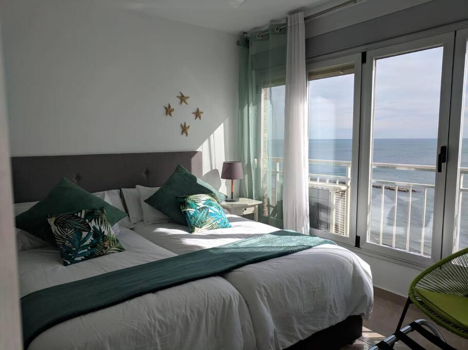 Apartamento con vistas al mar primera linea de playa del ...