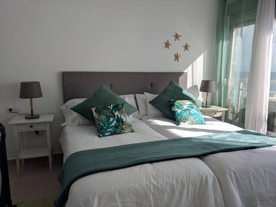 Apartamento con vistas al mar primera linea de playa del ...