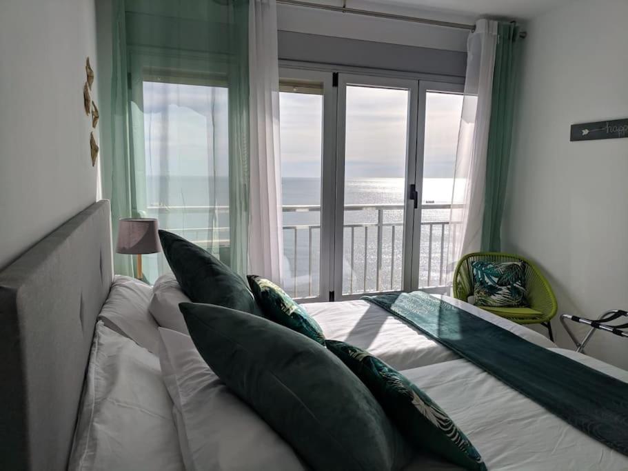 Apartamento con vistas al mar primera linea de playa del ...
