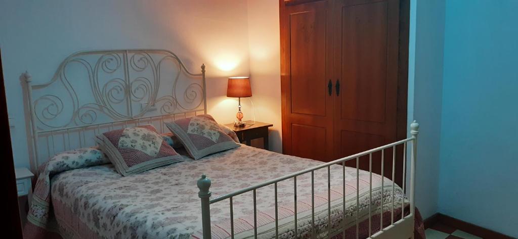 1 dormitorio con 1 cama y 1 lámpara en una mesa en Suite La Plaza, en Letur