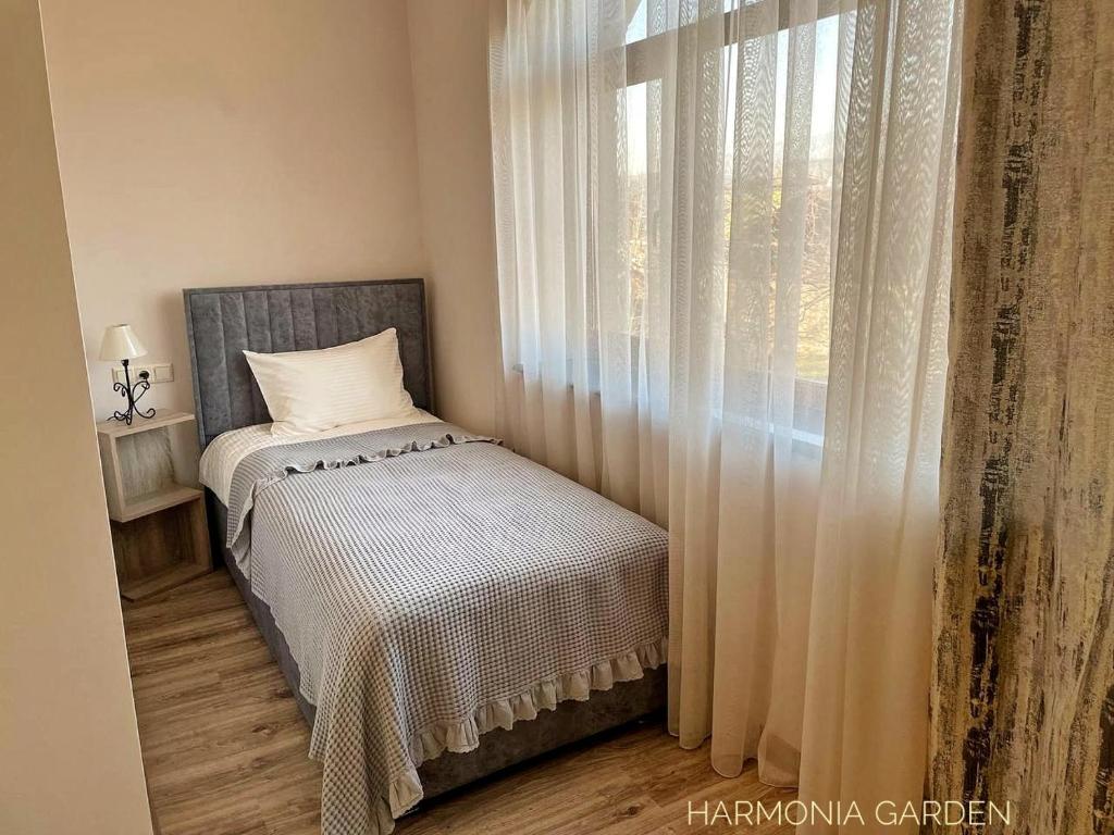 Postel nebo postele na pokoji v ubytování Harmonia Garden GastroYard&Hotel