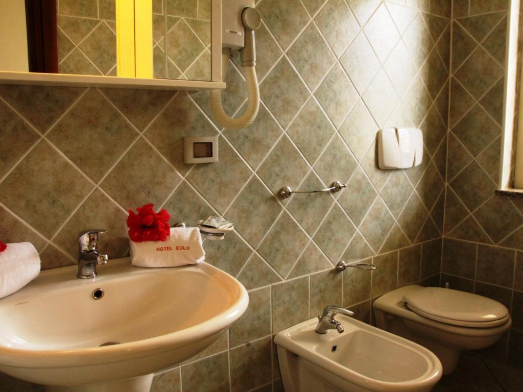 A bathroom at Graceland rooms and suites