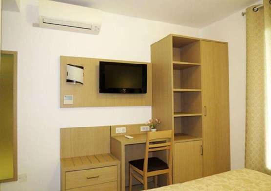 TV a/nebo společenská místnost v ubytování Hôtel Mare E Monti